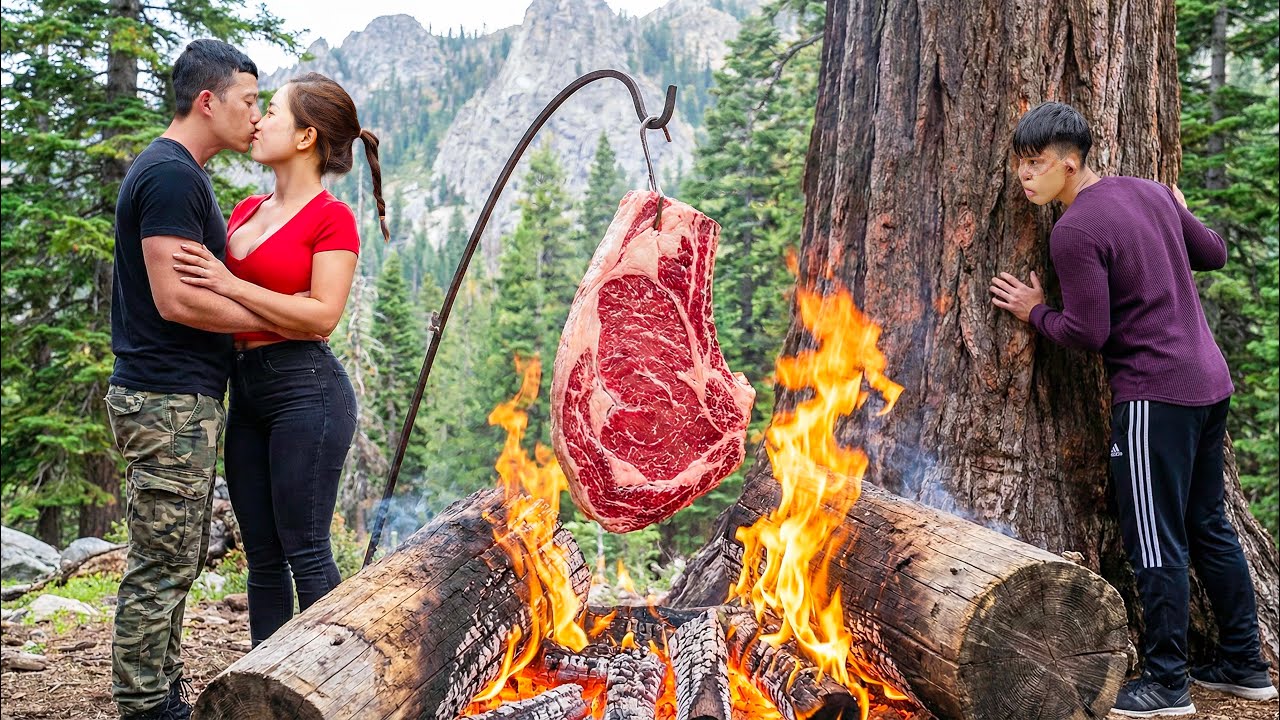 TREE-TRUNK FIRE STEAK | Wild Survival Cooking Shocks Everyone | Lý Thị Hoa