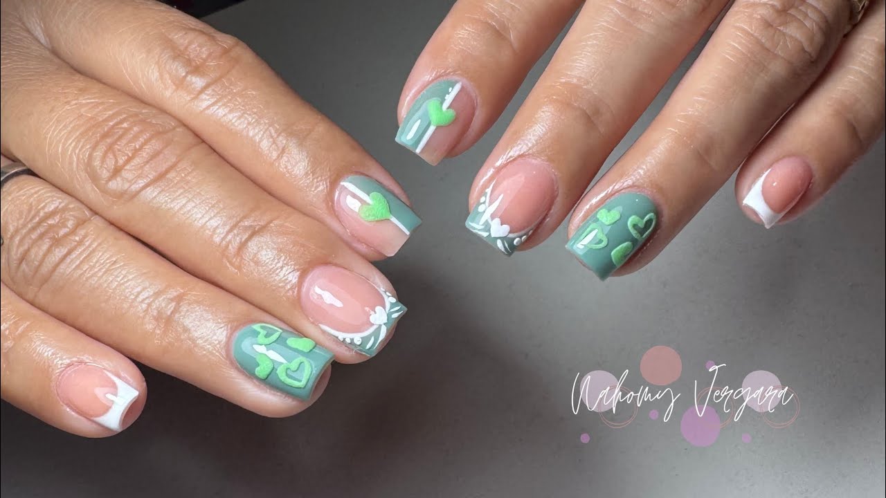Uñas cortas en tono verde olivo 😍