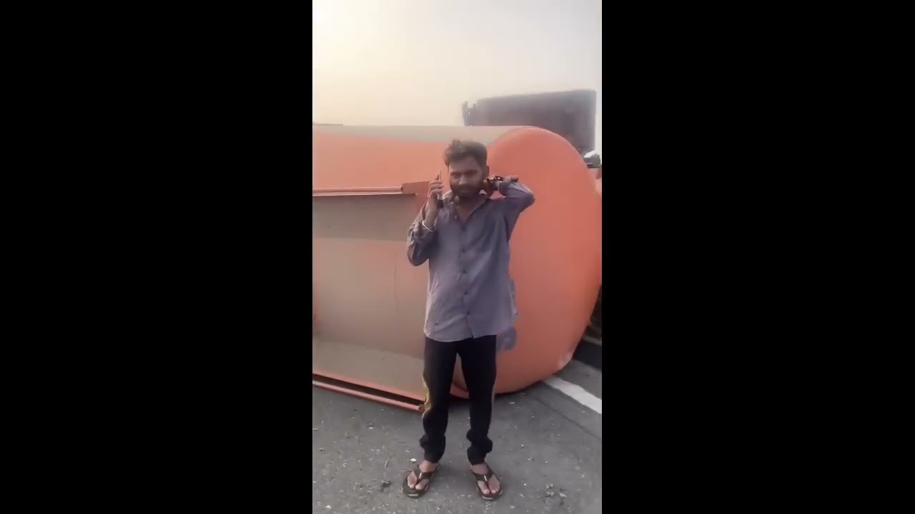 Thoda sa truck palat gya😅 ,viral video #viral #trending #malik #truckdriver #truckaccident 