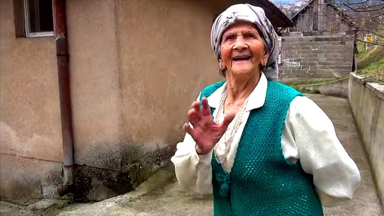 Nana Hajrija. Ja sam rekla kad ostariš ti si potpuno umro,živ si al si umro.