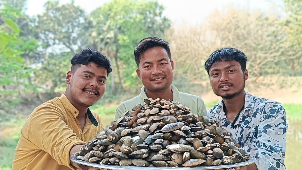 নদীতে ঝিনুক মেরে সেই ঝিনুকের একটা অসাধারণ রেসিপি!!