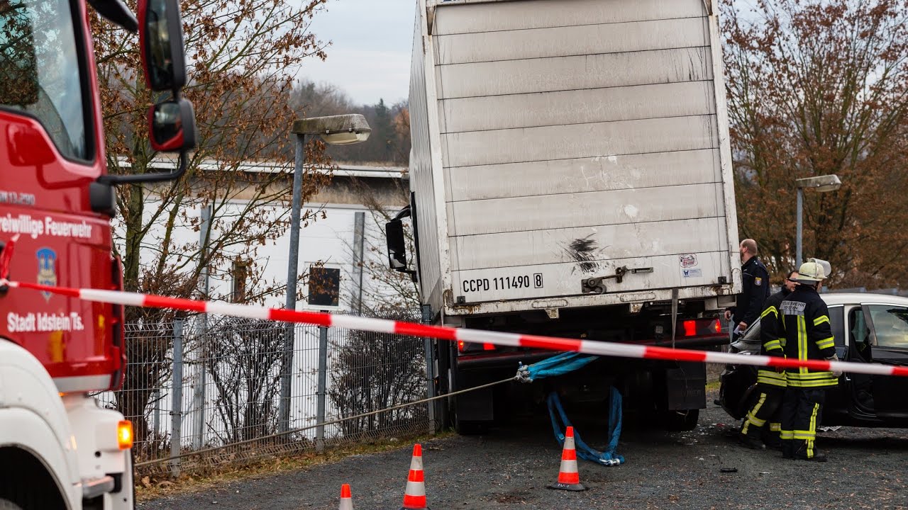 Schrecksekunde in Idstein &ndash; Lkw droht abzust&uuml;rzen nach medizinischen Notfall