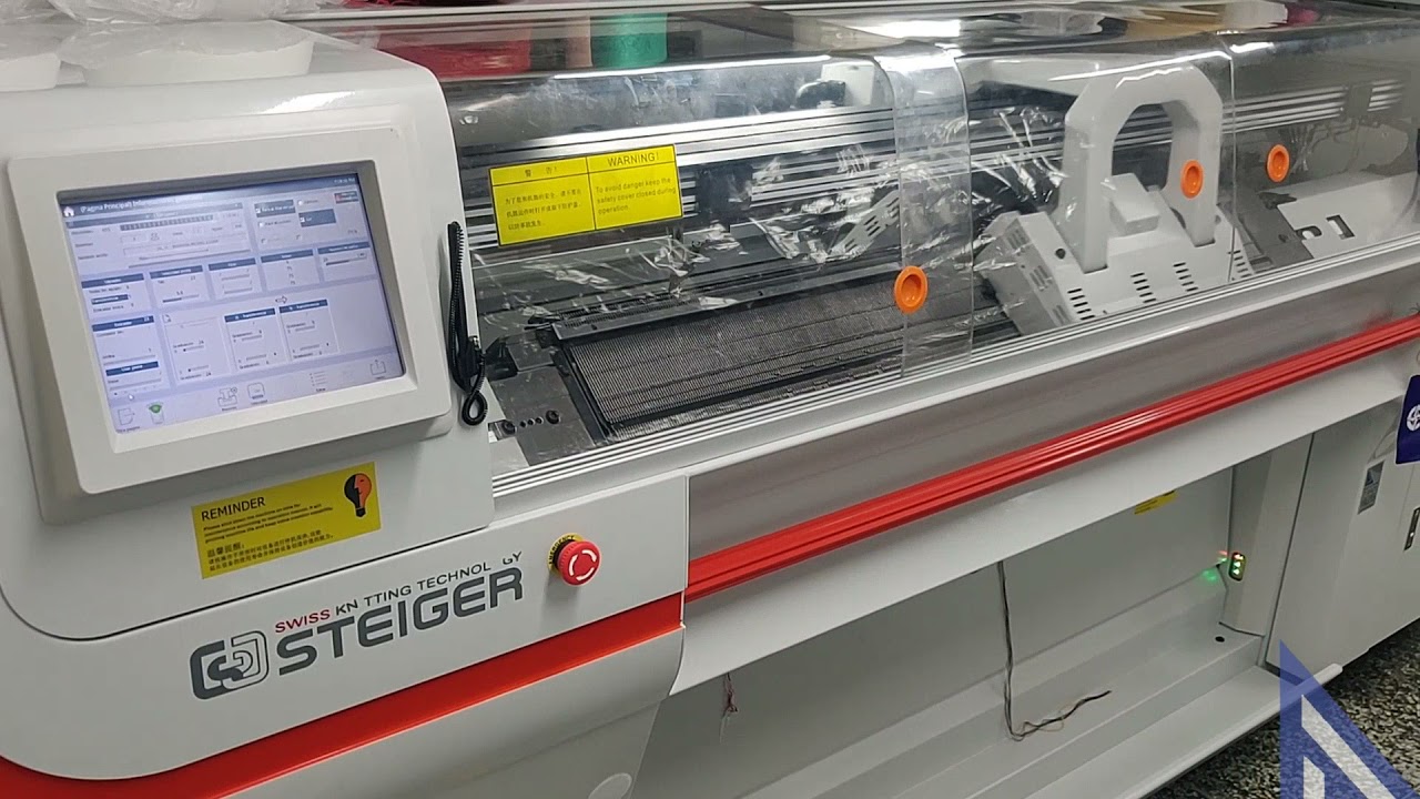 Maquina Steiger STG3.132MC tejiendo intarsia con estructura a alta velocidad