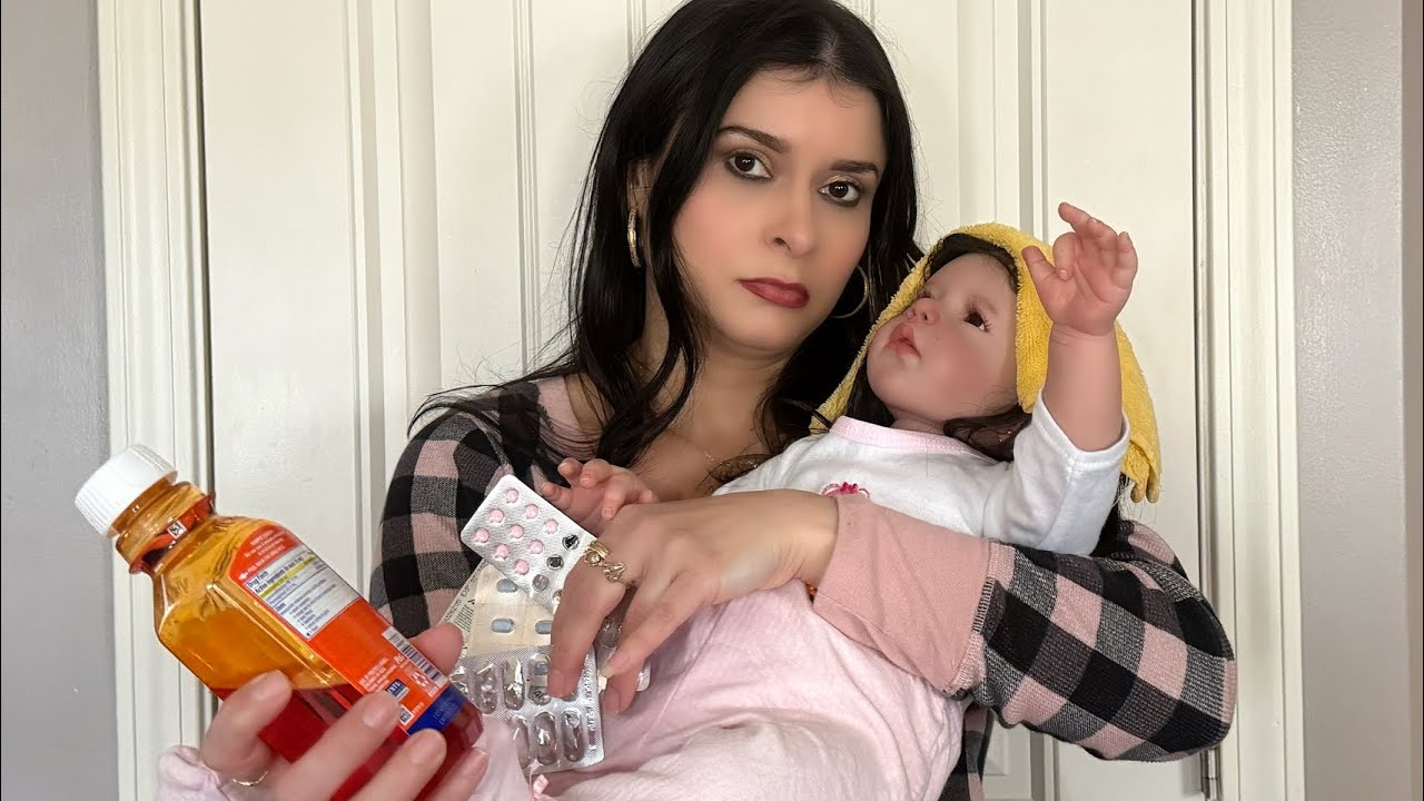 RUTINA DE MI BEBÉ REALISTA ENFERMA DE FIEBRE Y VÓMITO (LA CUIDO Y LE DOY MEDICINA PARA QUE SE CURE)