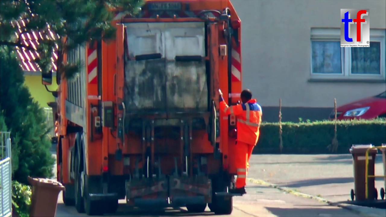 BIO WASTE Garbage Truck @ Work / Leerung Biom&uuml;lltonne, Weiler zum Stein, Germany, 15.09.2016.