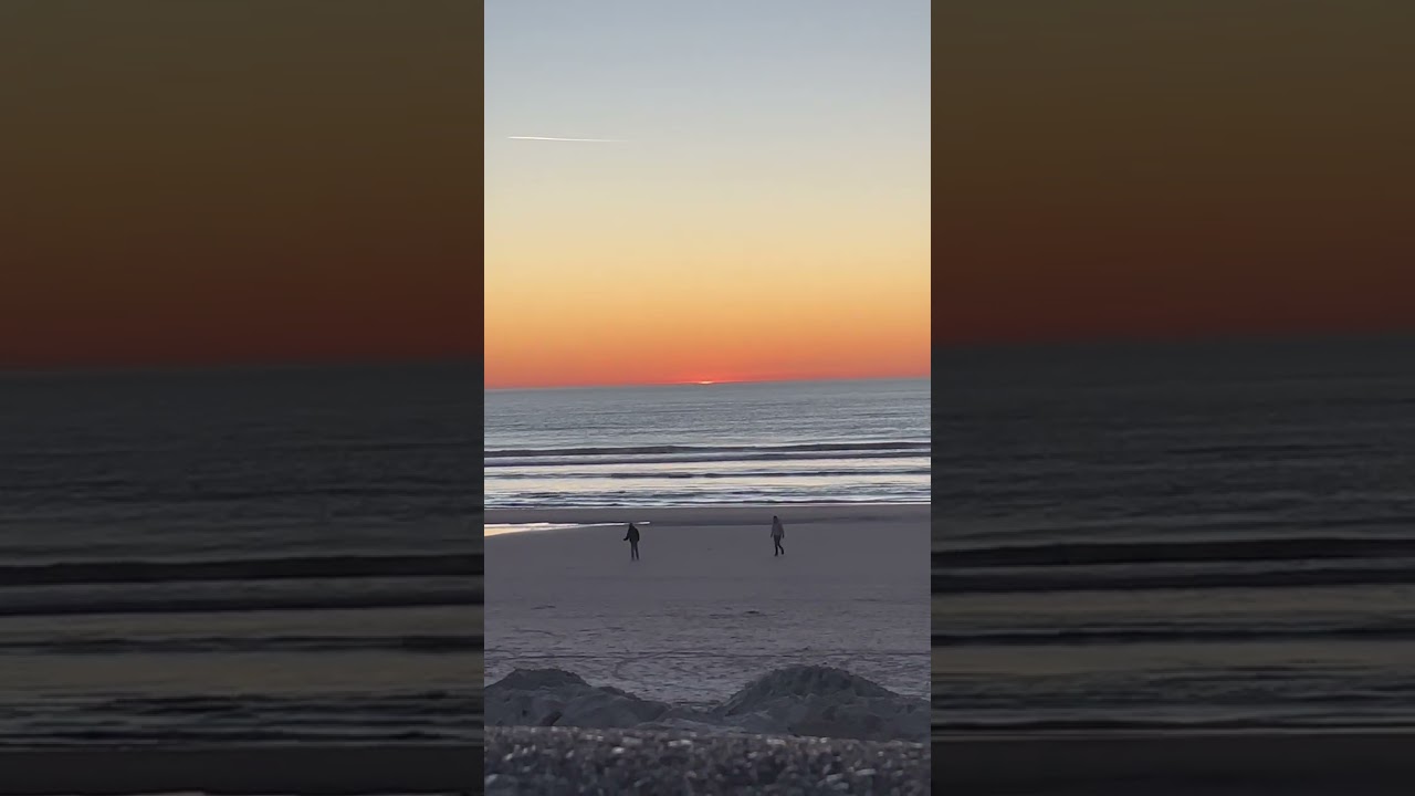 Couché de soleil avec vu sur mer.
