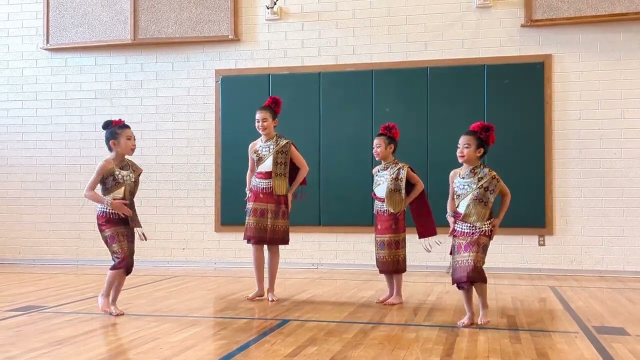 Thai Traditional Dance : Serng Kratip เซิ้งกระติ๊บ