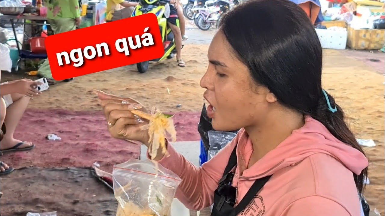 DIVA C&aacute;t Thy tự trộn v&agrave; tự ăn b&aacute;nh tr&aacute;ng trộn