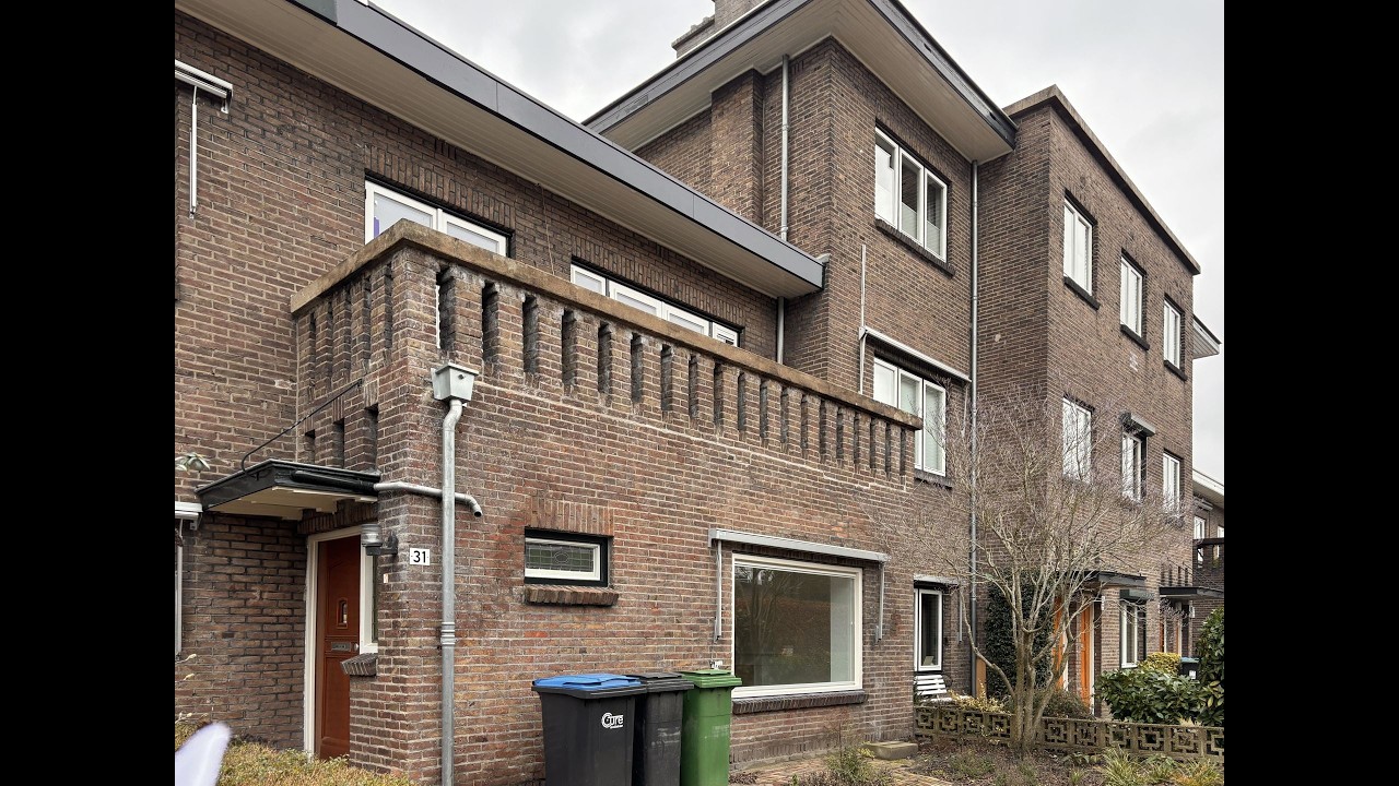 FOR RENT charming terraced house located on the green and characterful Helmerslaan in Eindhoven