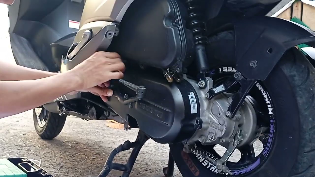 Paanu tanggalin Suzuki Burgman CVT Cover