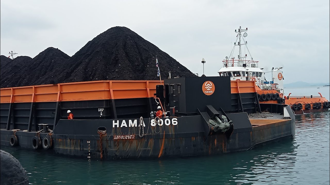 TONGKANG MUATAN BATU BARA TONGKANG HAMA 8006 PROSES SANDAR 
