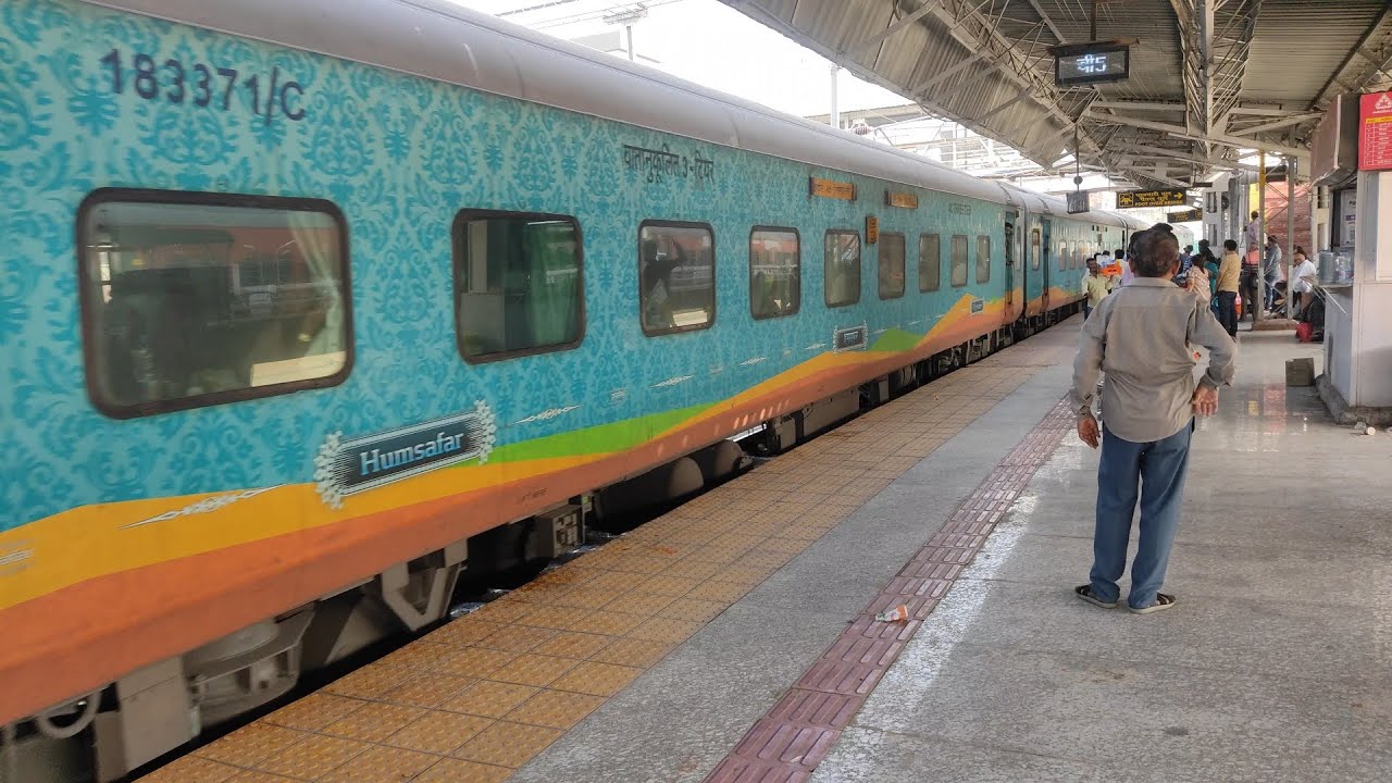 Arrival of Indore Lingampalli Humsafar Express Train At Solapur Railway Station (Central Railway)