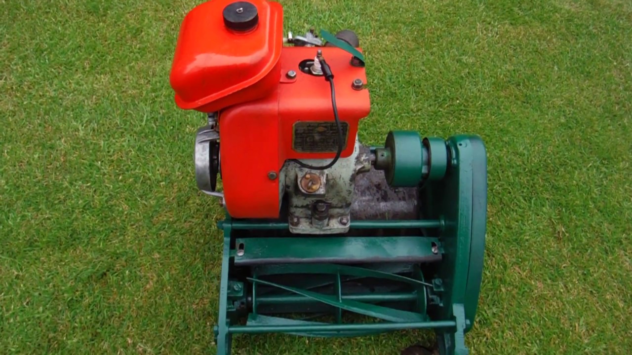 Suffolk Colt lawnmower. First start in 20 years after rebuild!