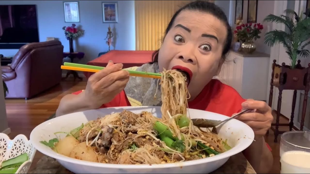 ก๋วยเตี๋ยวเรือน้อซุปซี่โครงไก่เนื้อวัวลวกแบบสะดุ้ง