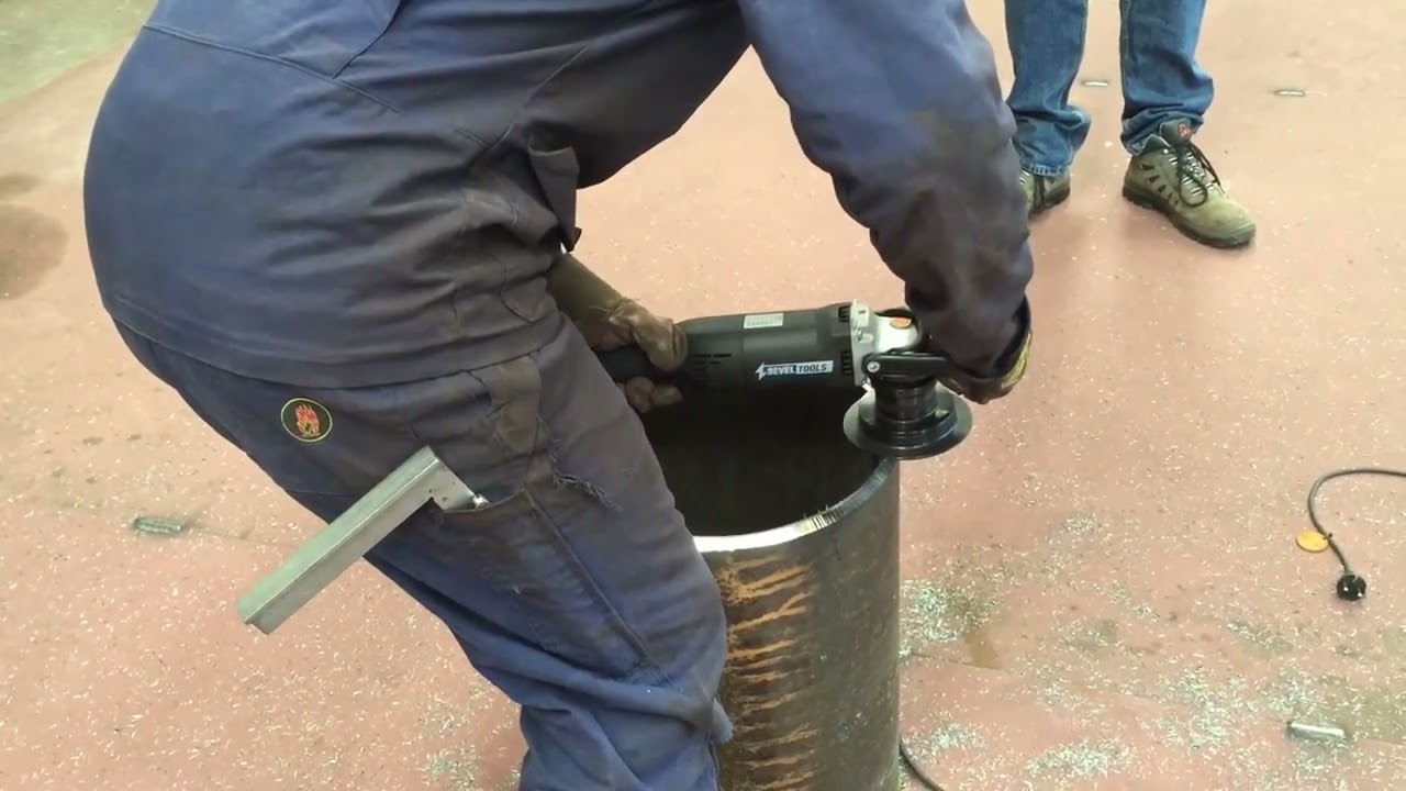 Smusso su un tubo in acciaio con la smussatrice manuale Bevel Mate® EBA 12