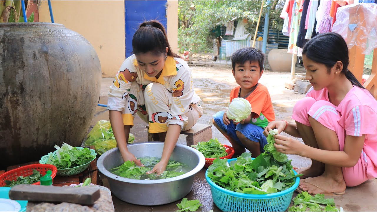 Sreypov Life Show: Crispy rice pancake ( Banh Xeo ) Recipe / Family food cooking