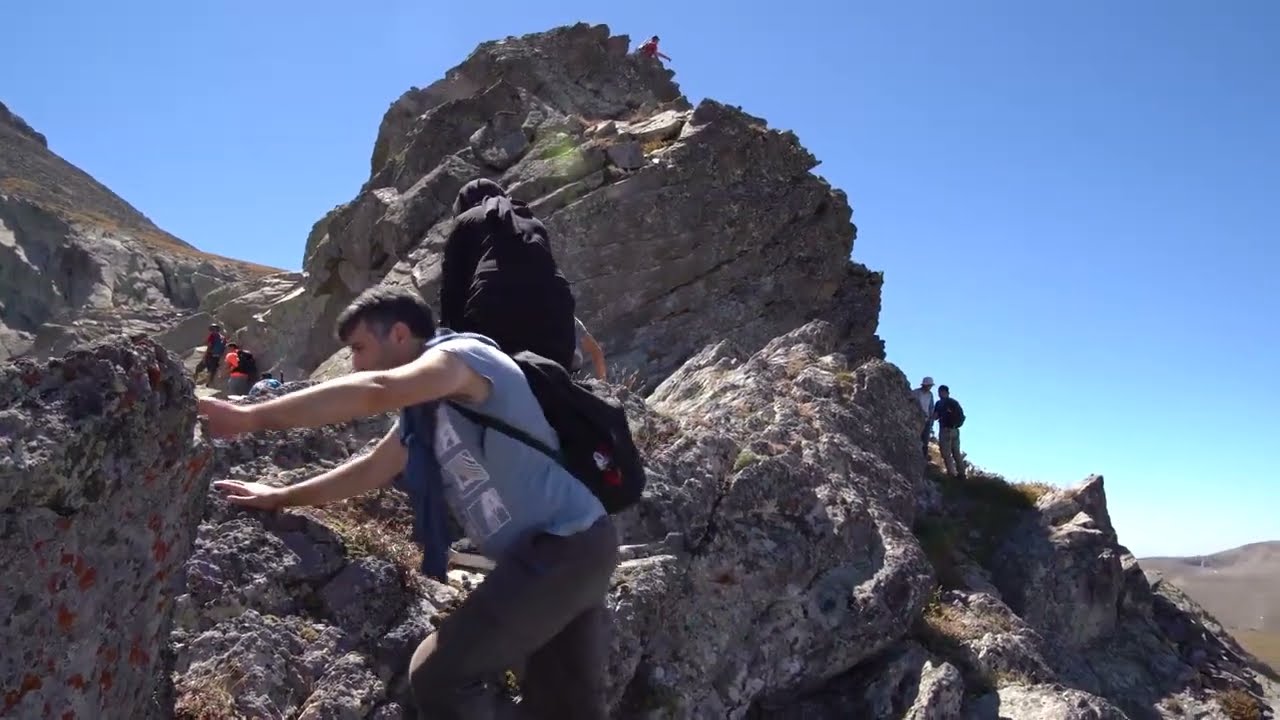 Dağcı ve İzciler Artabel'in Zirvesi Abdal Musa Dağı'nda,,