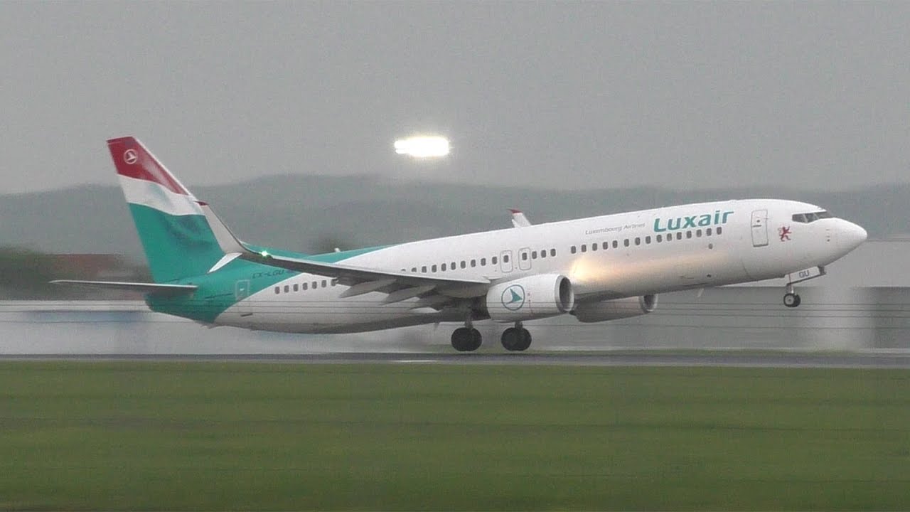 Luxair Boeing 737 waterspray takeoff at Graz Airport | LX-LGU