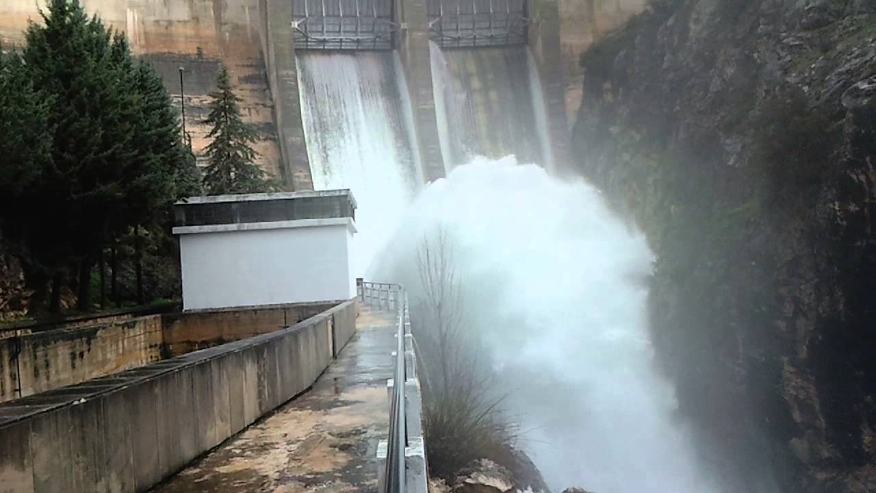 Embalse de la bolera. Desaguando por compuertas taintor