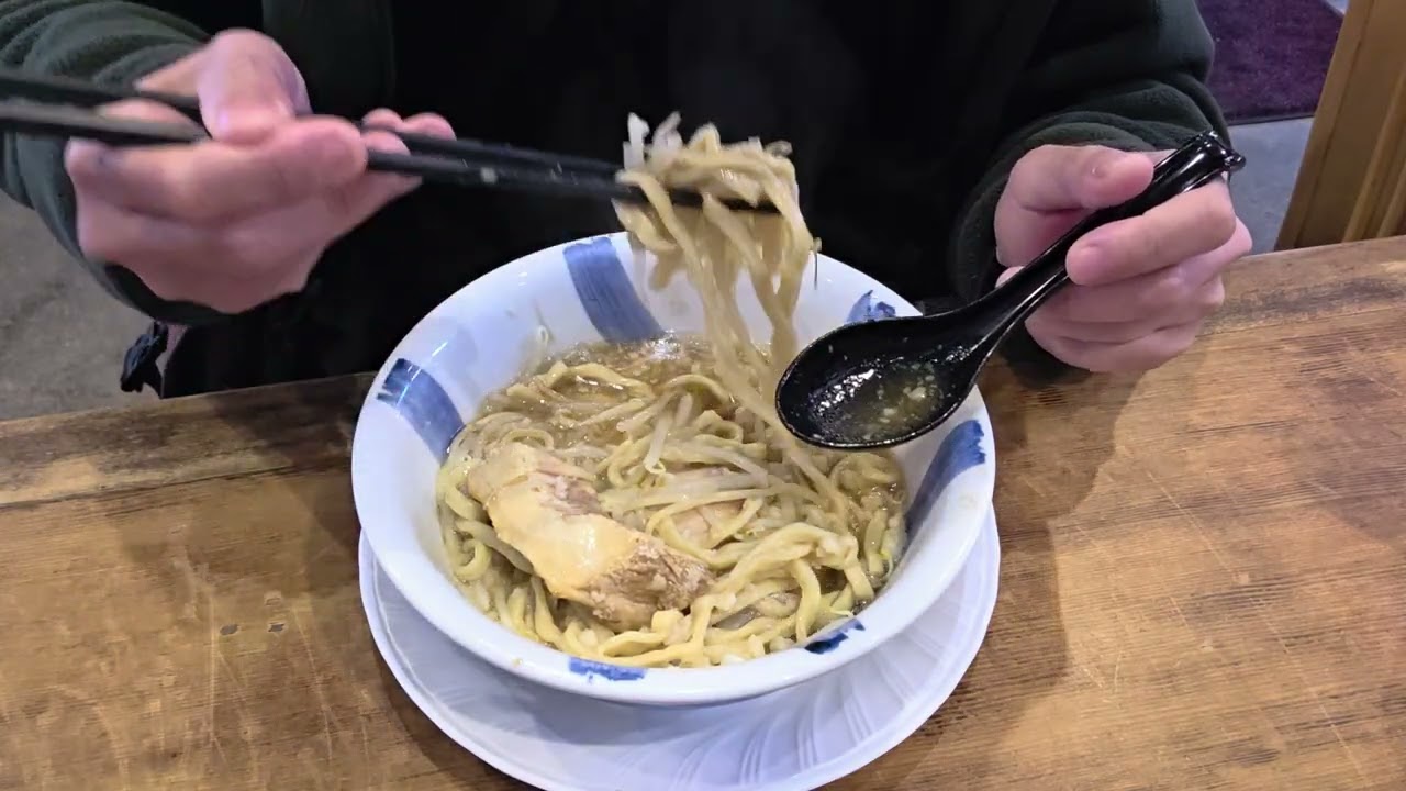 久方振りに、らーめん駒安城店へ行き、此れまた久方振りに、看板ラーメンの、駒二郎を、煮卵サービスして貰い、堪能している所を、撮影してみました。