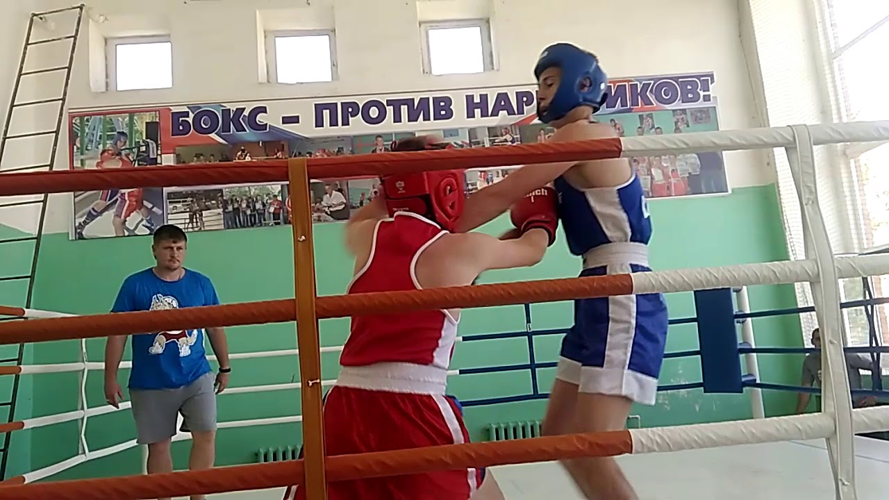 Артур Гриненко боас (в красном) спаринг с большим бойцом