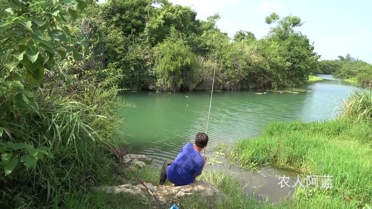 小伙到隐蔽的河水钓鱼，遇几斤重的大货咬钩狂拉不出面，过瘾了