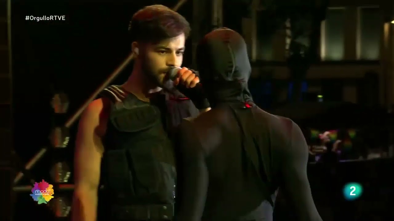 Agoney cantando 