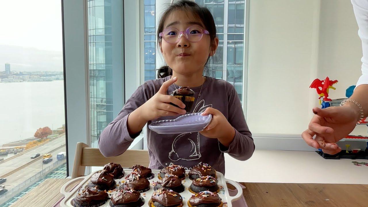 Baking Chocolate Cupcakes with Chocolate Frosting! Yummm