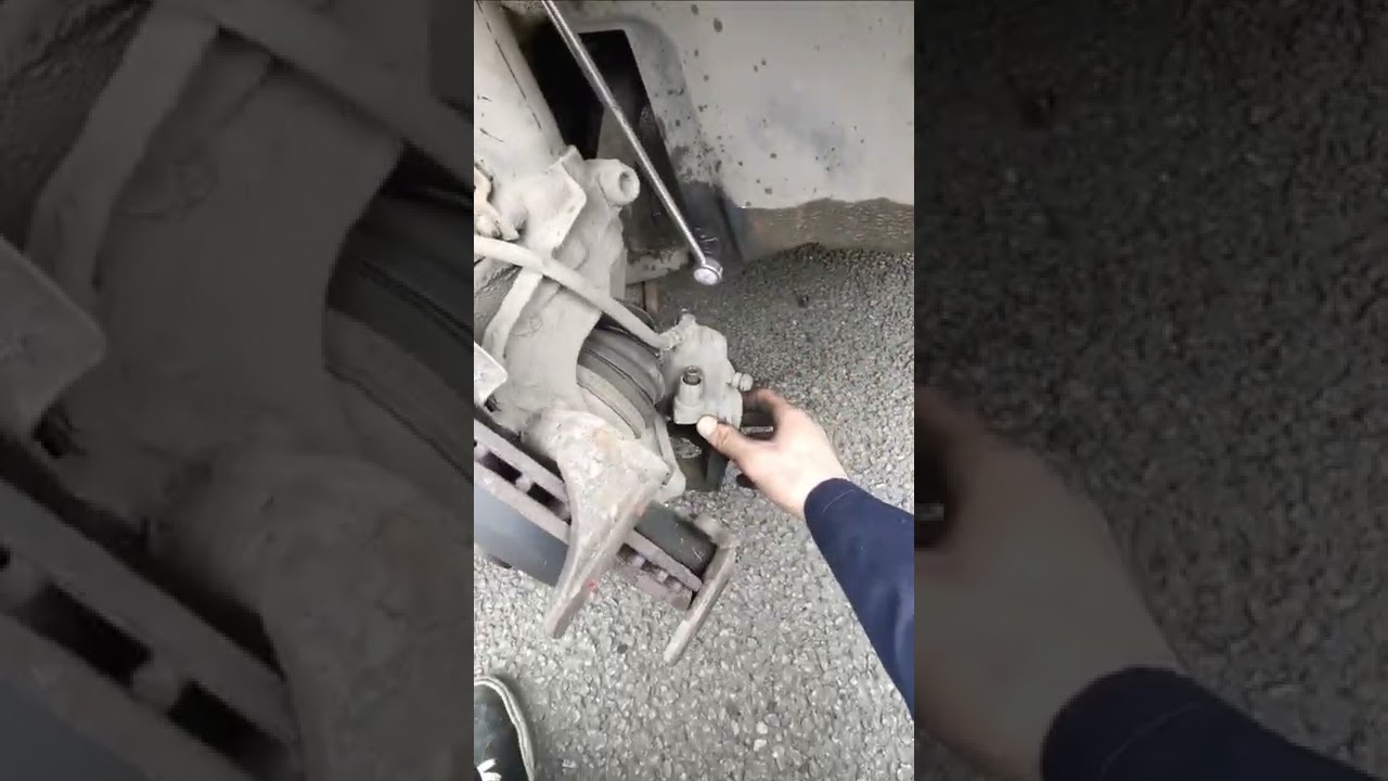 how to change front brake pads on a skoda octavia mk2#skoda #octavia #mechanical #pads #mk2