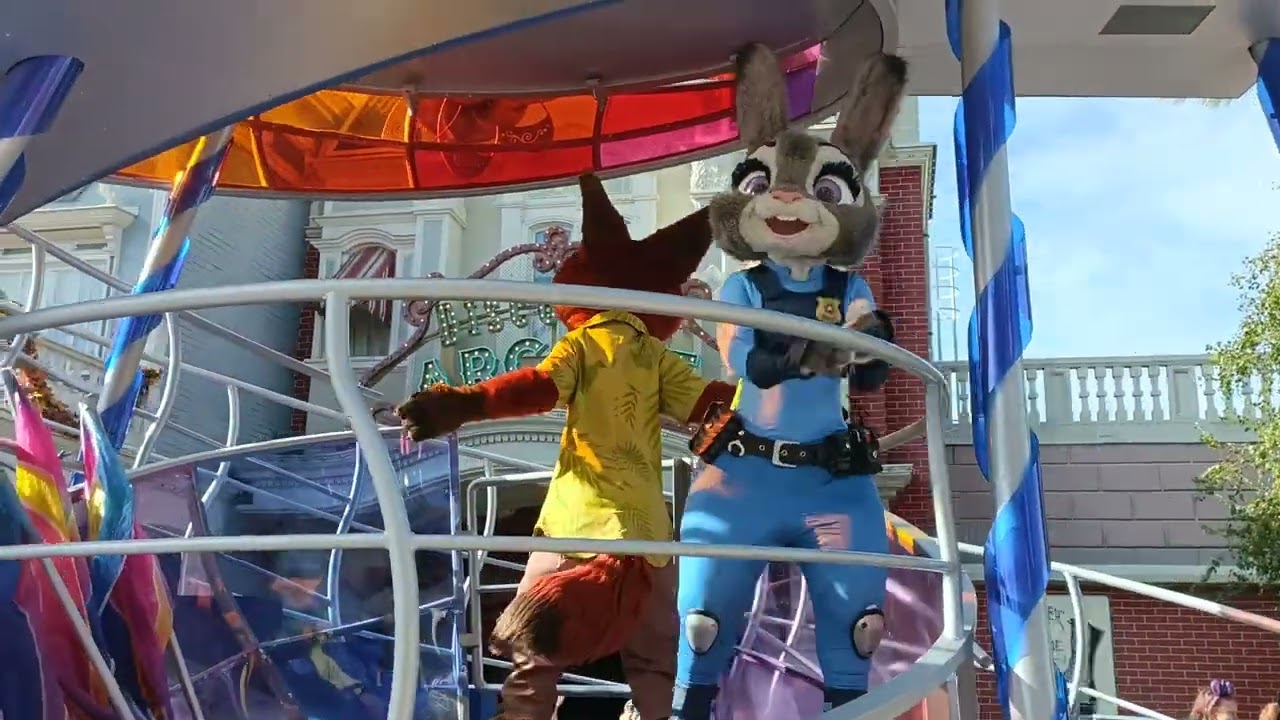 Disneyland Paris Dream and shine brighter parade starting entrance 28th sep/2023