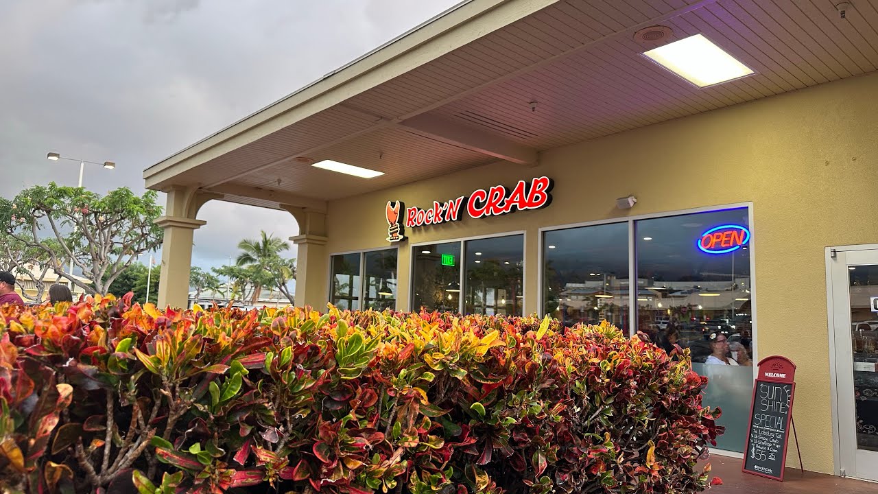 Enjoy your fave fresh seafood in here @Rock N’ Crab 🦀, Kona #hawaii
