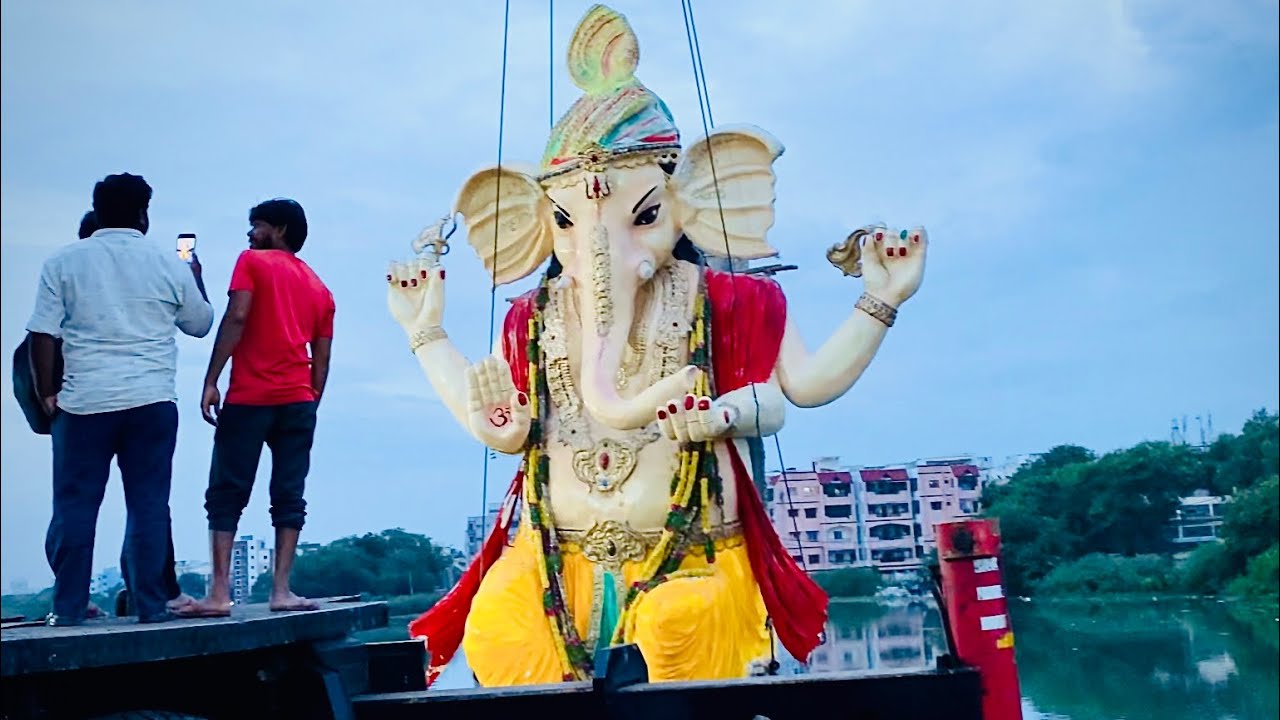Ganesh idol immersion in Kukatpally IDL Lake || Ganesh Nimajjanam 2022