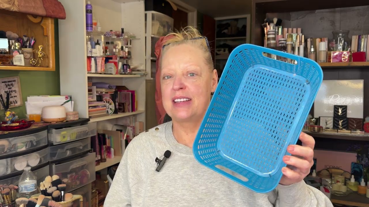 Hello everyone!! Affordable makeup and a chatty Robin equals another video😁😜😘