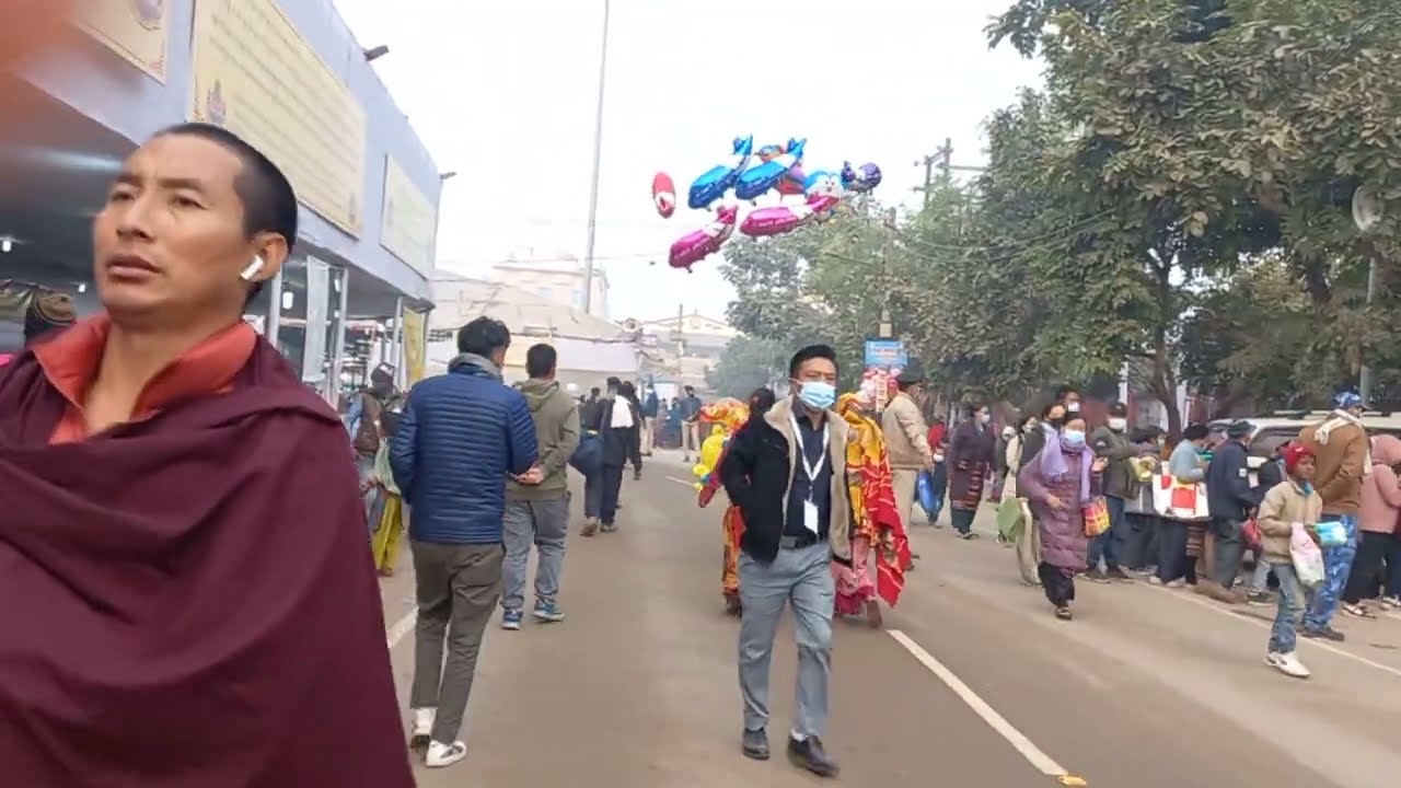 [Patient devotees in queue] #tibetanyoutuber #tibetanvlogger #bodhgaya