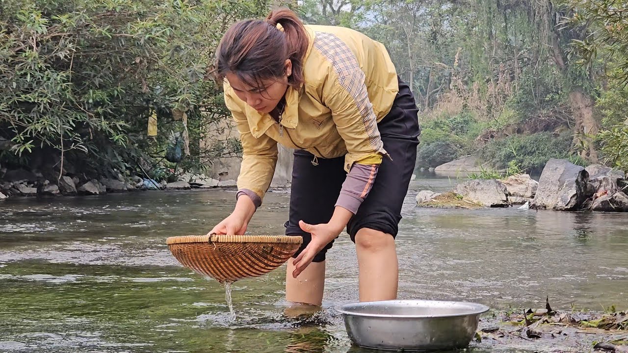 Childhood memories: Going to the stream to catch small shrimps to make my favorite dish - Le Thi Hon