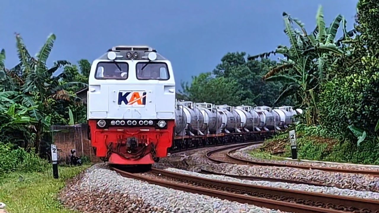 KERETA API PANJANG‼️ HUNTING 30 KERETA API NGEBUT DI PERLINTASAN MENIKUNG