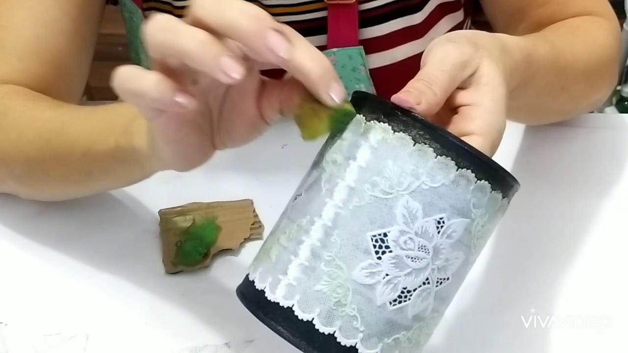 DIY IMPRESSIONANTE LATA DECORADA COM TOALHA PLÁSTICA - VOCÊ VAI AMAR