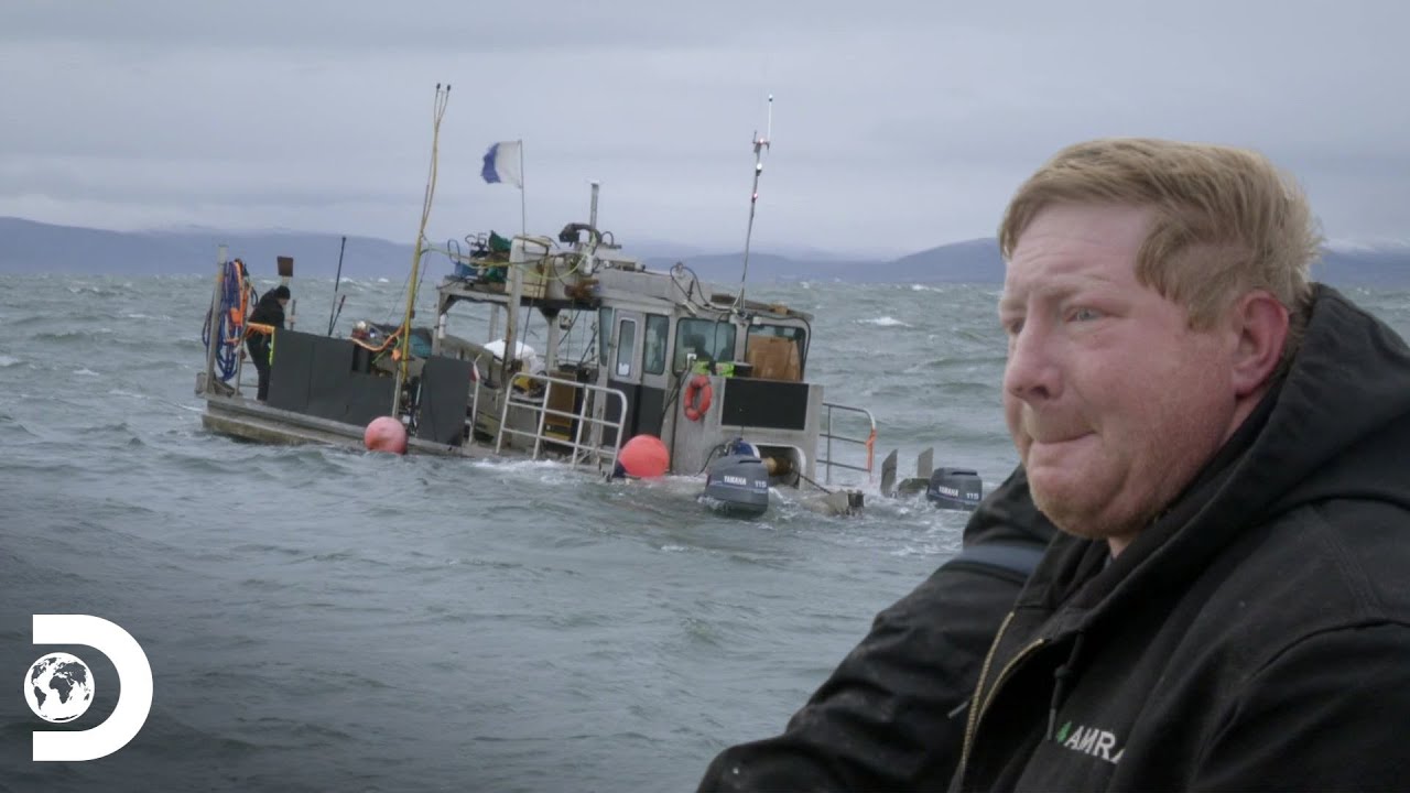 Tripulaci&oacute;n se niega a abandonar a barco varado en el mar | Oro Bajo Cero | Discovery Latinoam&eacute;rica