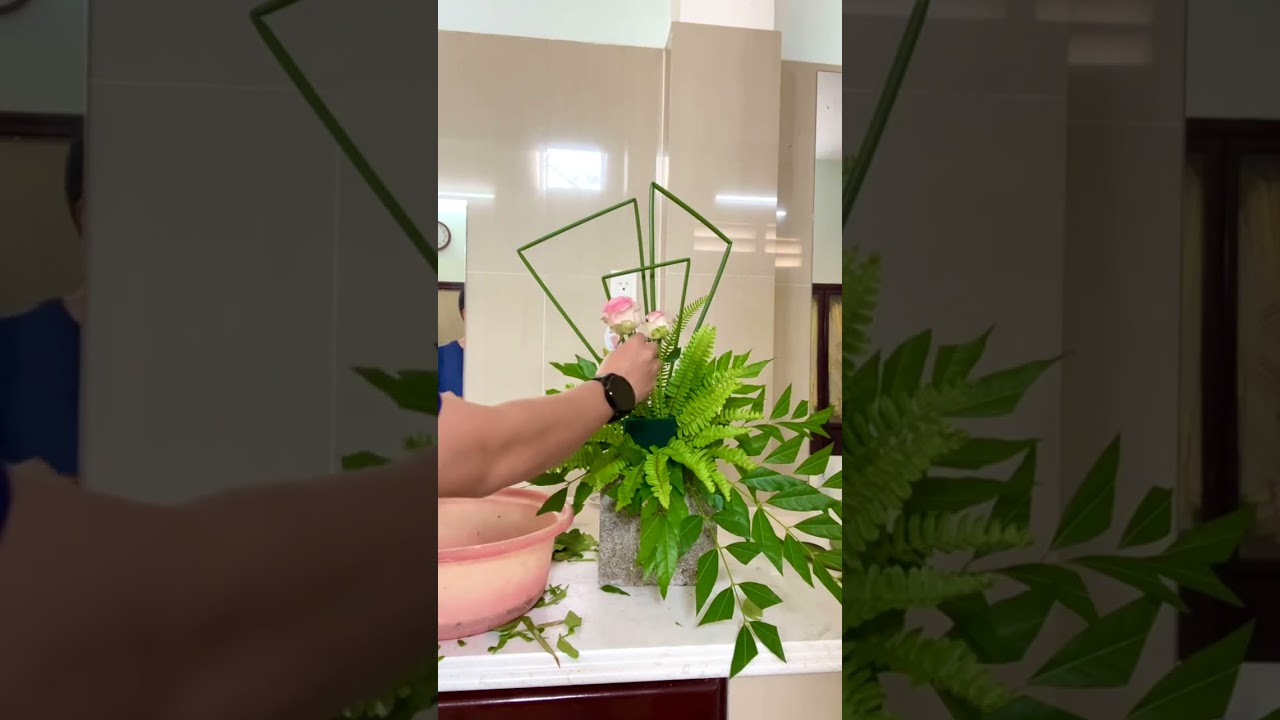 Bình hoa đơn giản với lá xà cừ