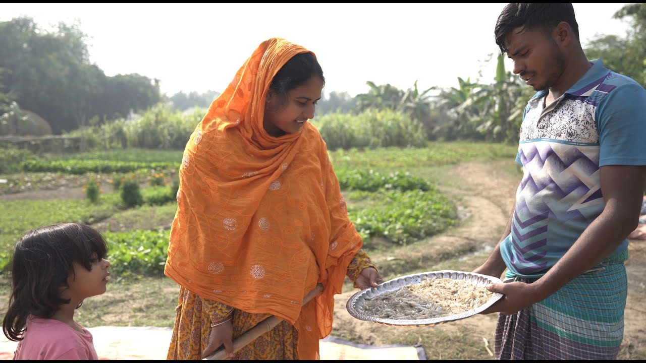 নদীর তাজা চিংড়ি আর খেতের তাজা পালংশাক দিয়ে মজার নাস্তা | Village life with Shampa