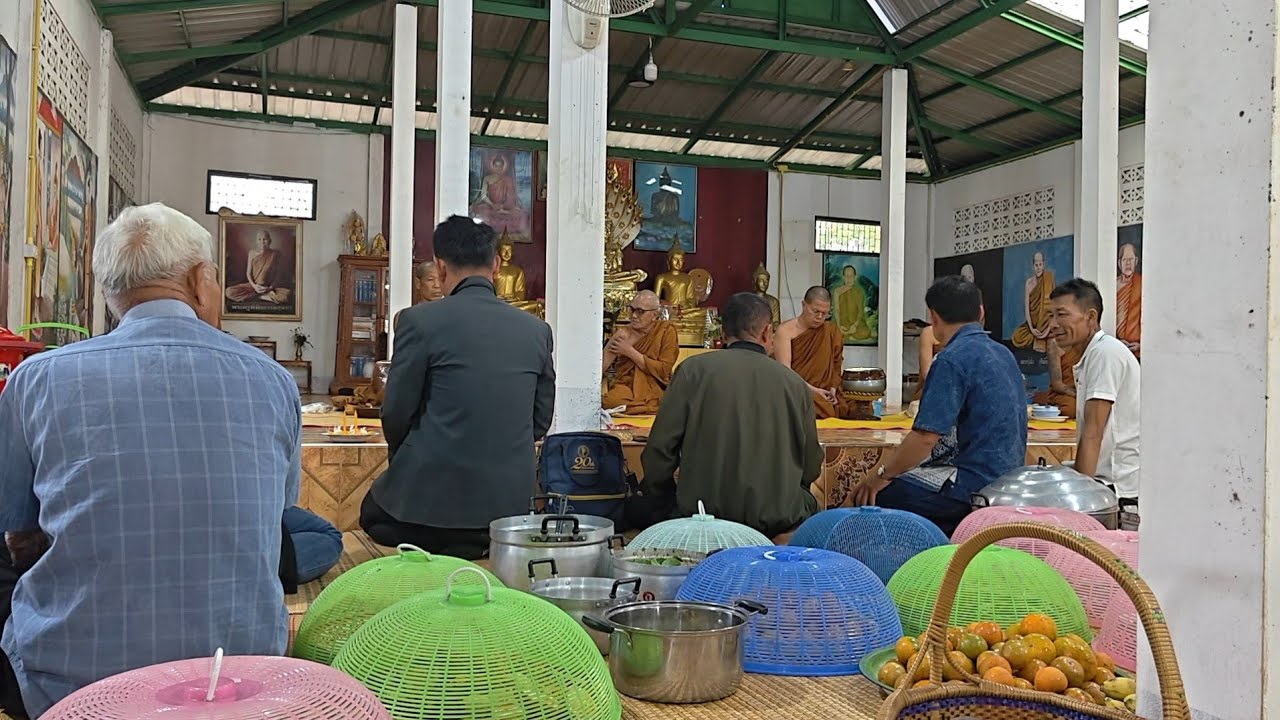 ทำบุญตักบาตร  วัดดอนสวรรค์