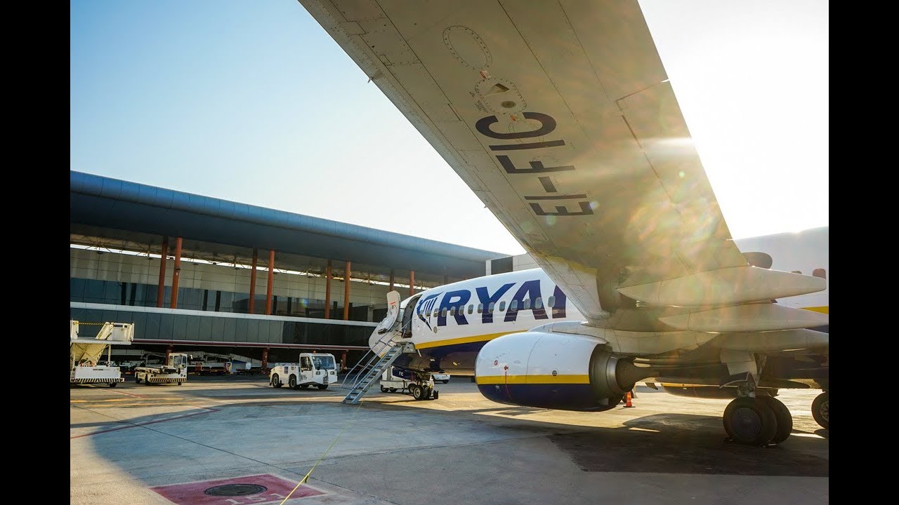 TRIP REPORT - Ryanair B738 / Alicante Spain - Bristol UK / Engine view