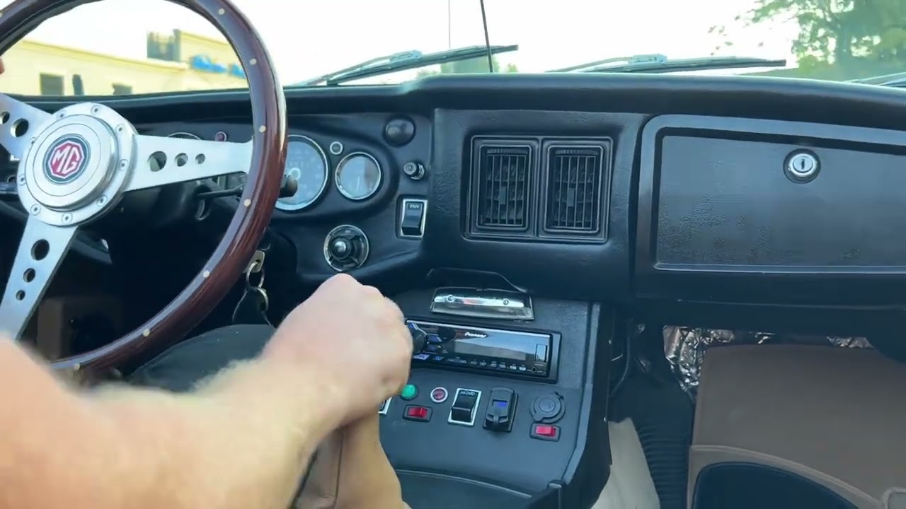 1976 MG mgb driving video