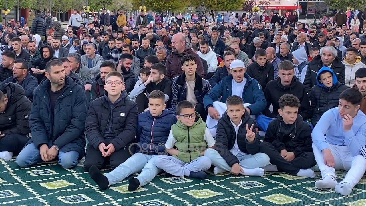 Besimtarët myslimanë në Lushnjë falin namazin e Fitër Bajramit