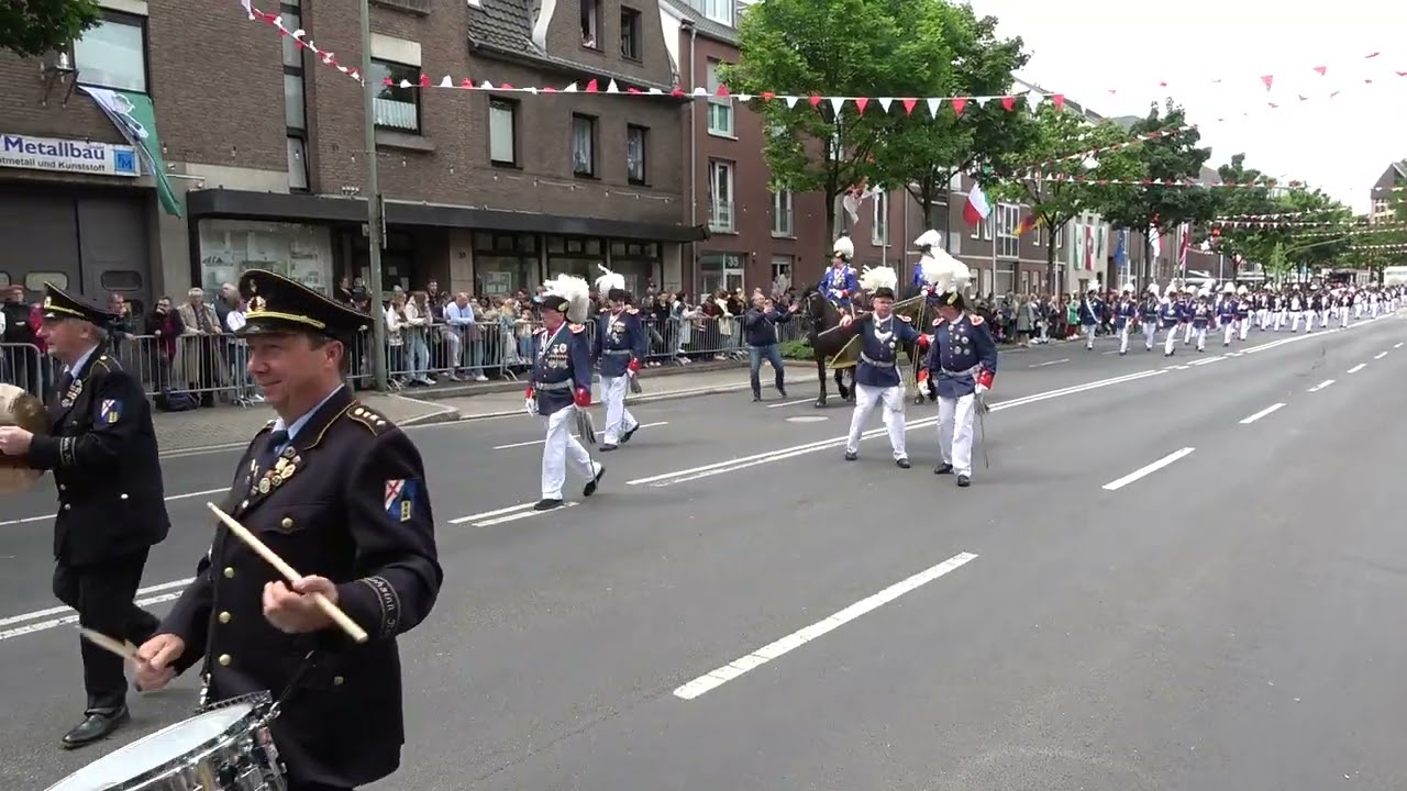 Schützenfest 2025 auf der Neusserfurth. Die Sappeure und die Grenadiere ziehen auf.