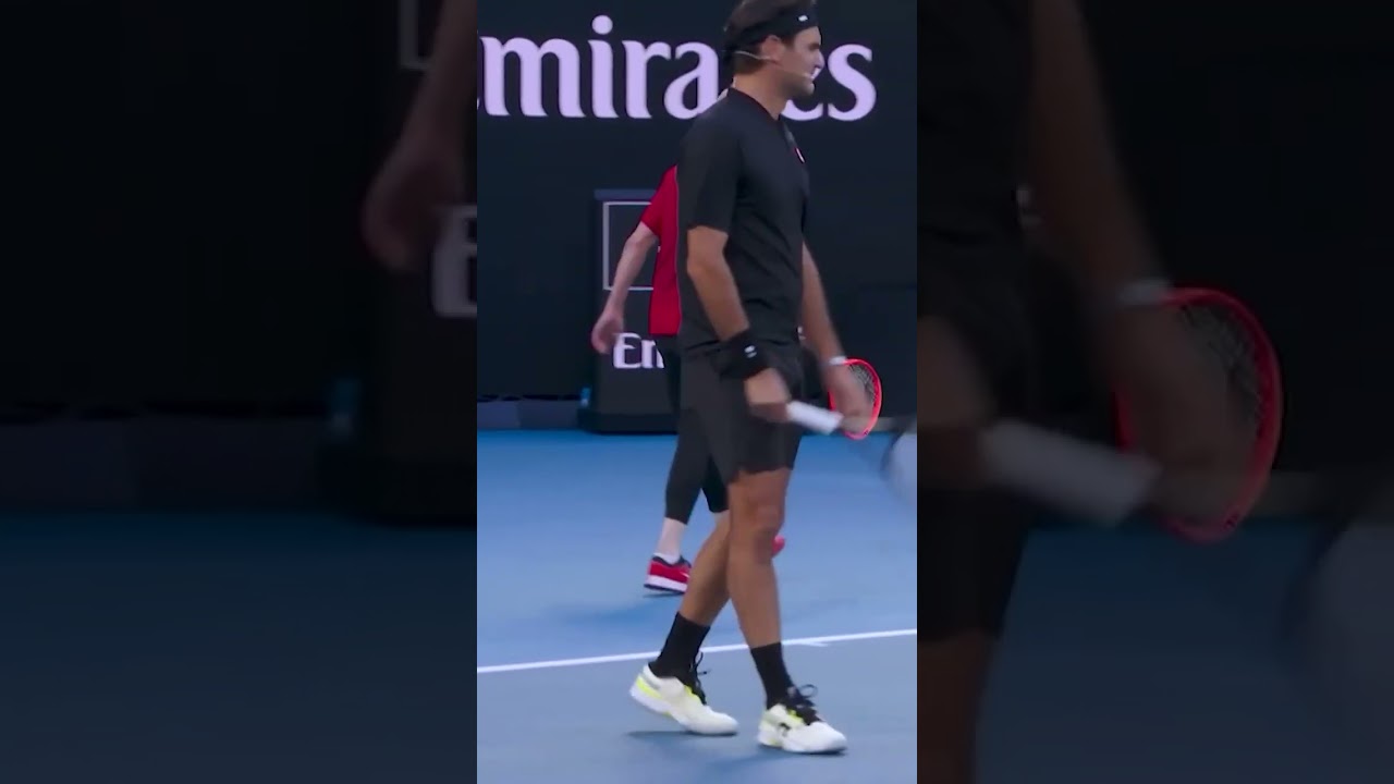 Roger Federer attempting a two-handed backhand… and the reaction is priceless 😂🎾