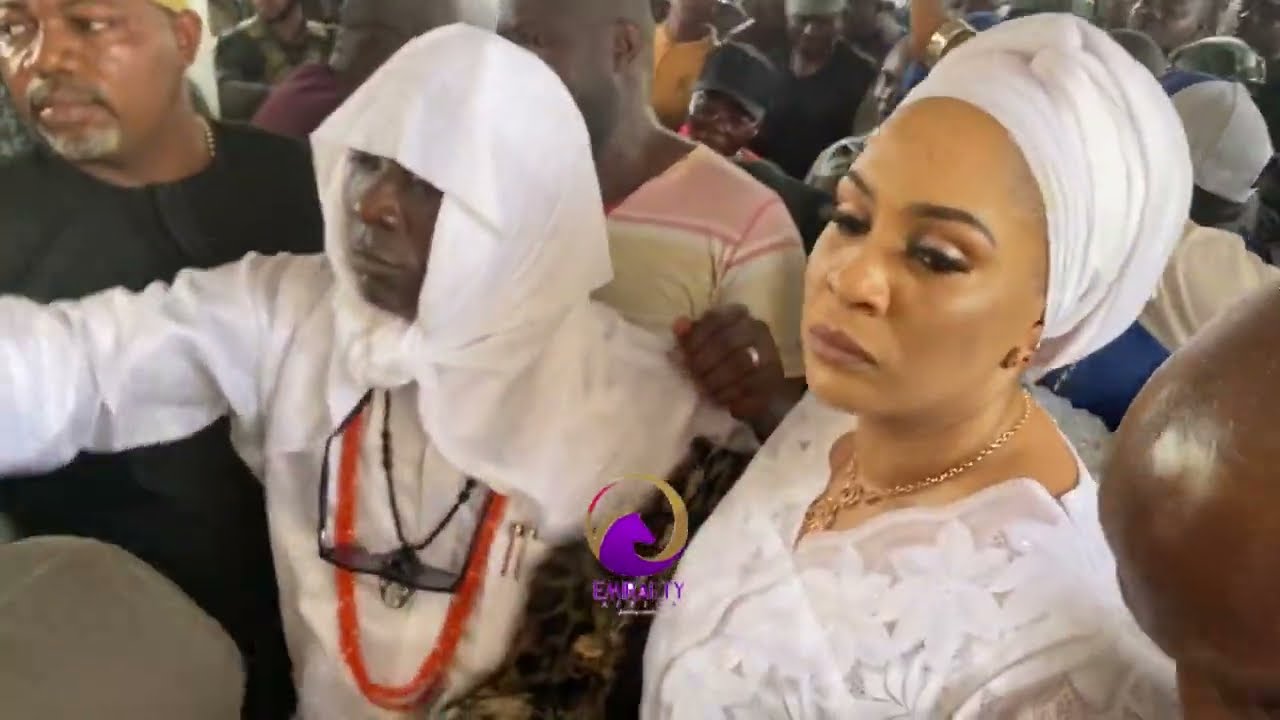 WASIU AYINDE AT AWUJALE&rsquo;S MANSION TO PAY HOMAGE