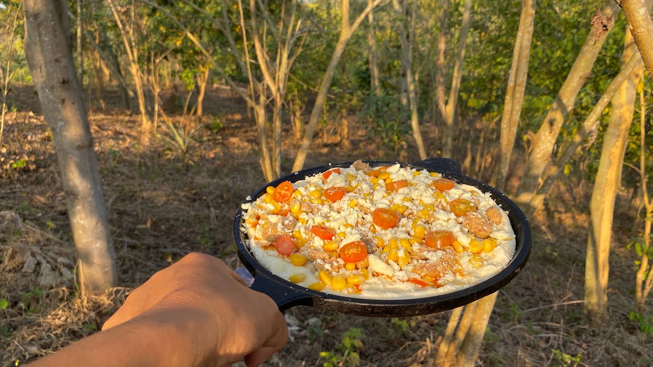 Simplest way to make a Cast Iron Pizza 🍕 outdoors