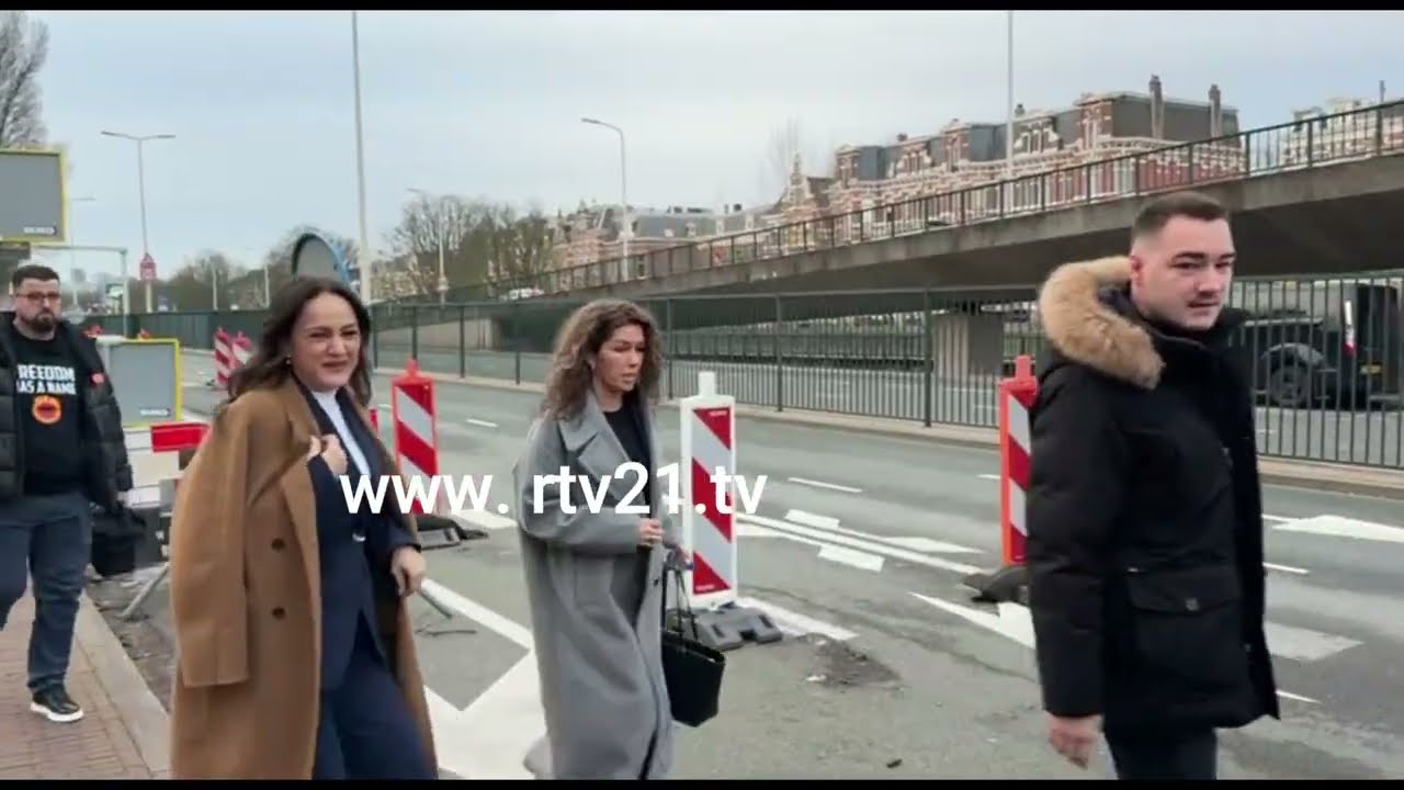 Bashkëshortja dhe djali i Kadri Veselit arrijnë në Gjykatën Speciale në Hagë