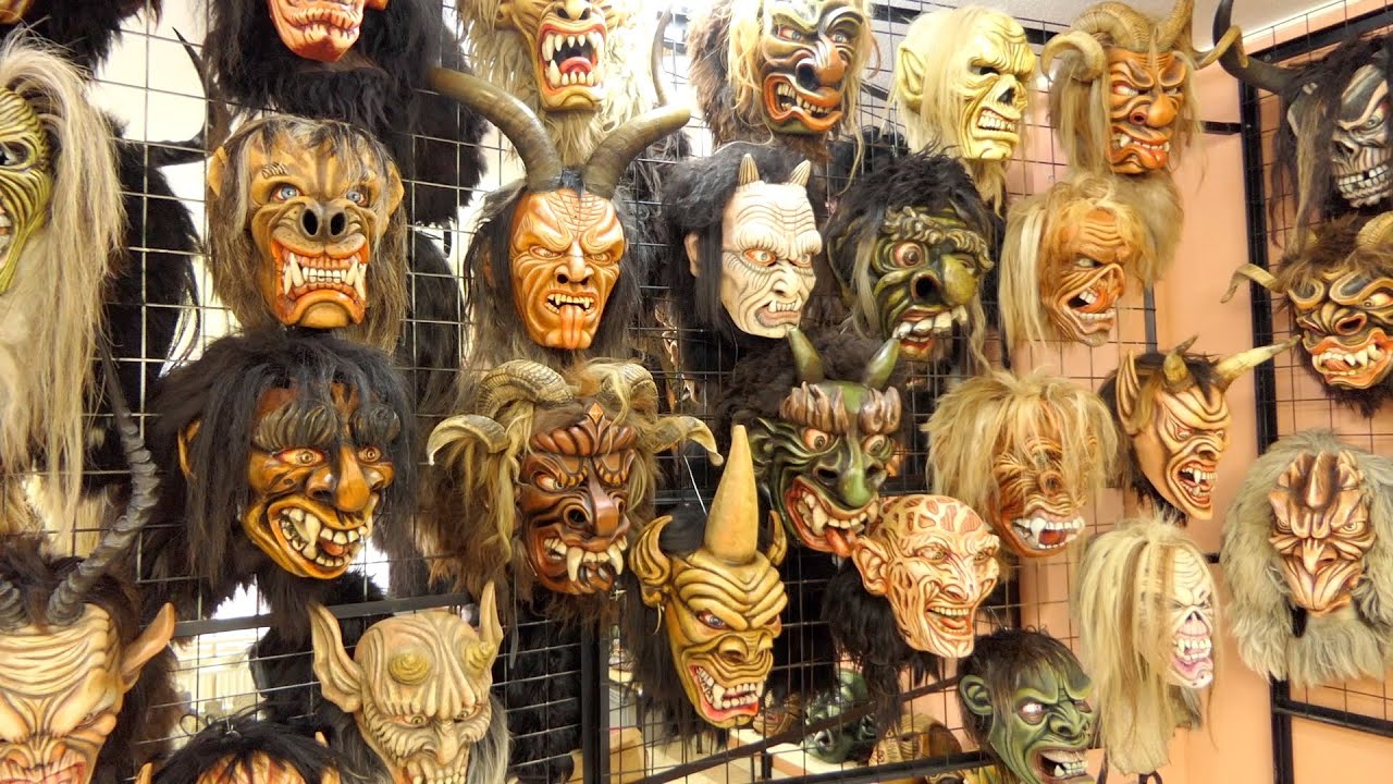 Konrad Glänzer öffnet die Türen zu seinem Krampuslarven-Atelier